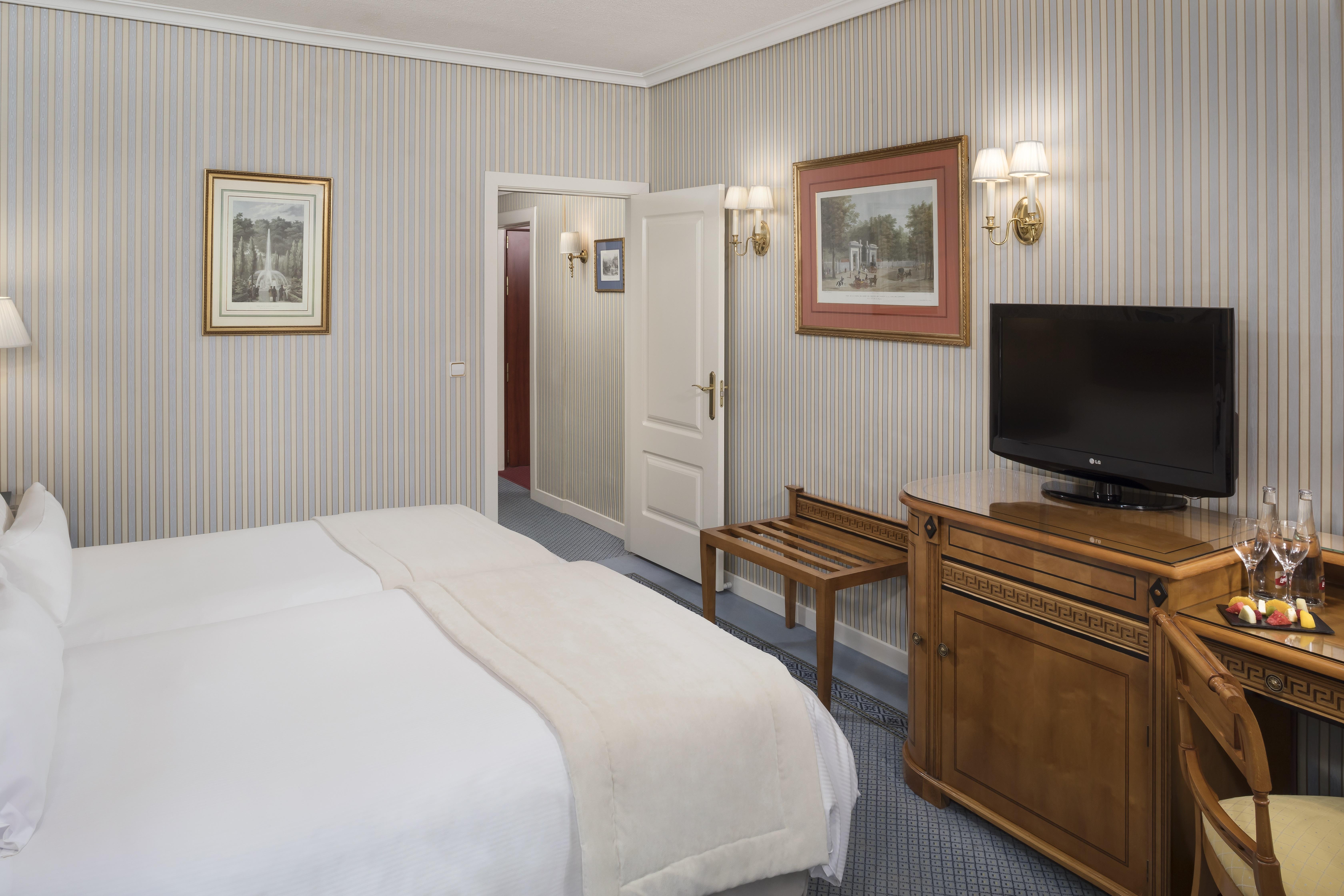 Meliá Castilla Hotel 4*